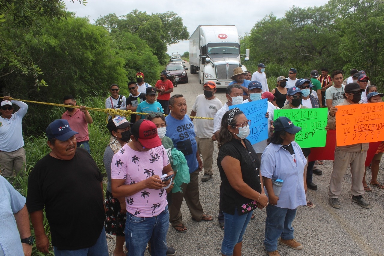 La protesta ocasionó una larga fila de automóviles durante la carretera Río Lagartos- Las Colorada
