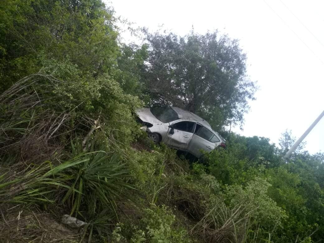 El auto fue hallado varios metros dentro de la maleza