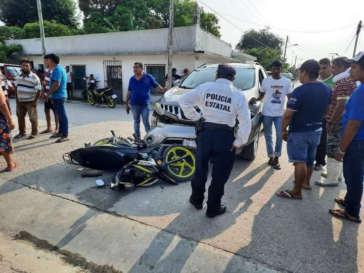 Vehículo se pasa la luz roja y arrolla a mujer en Ciudad del Carmen