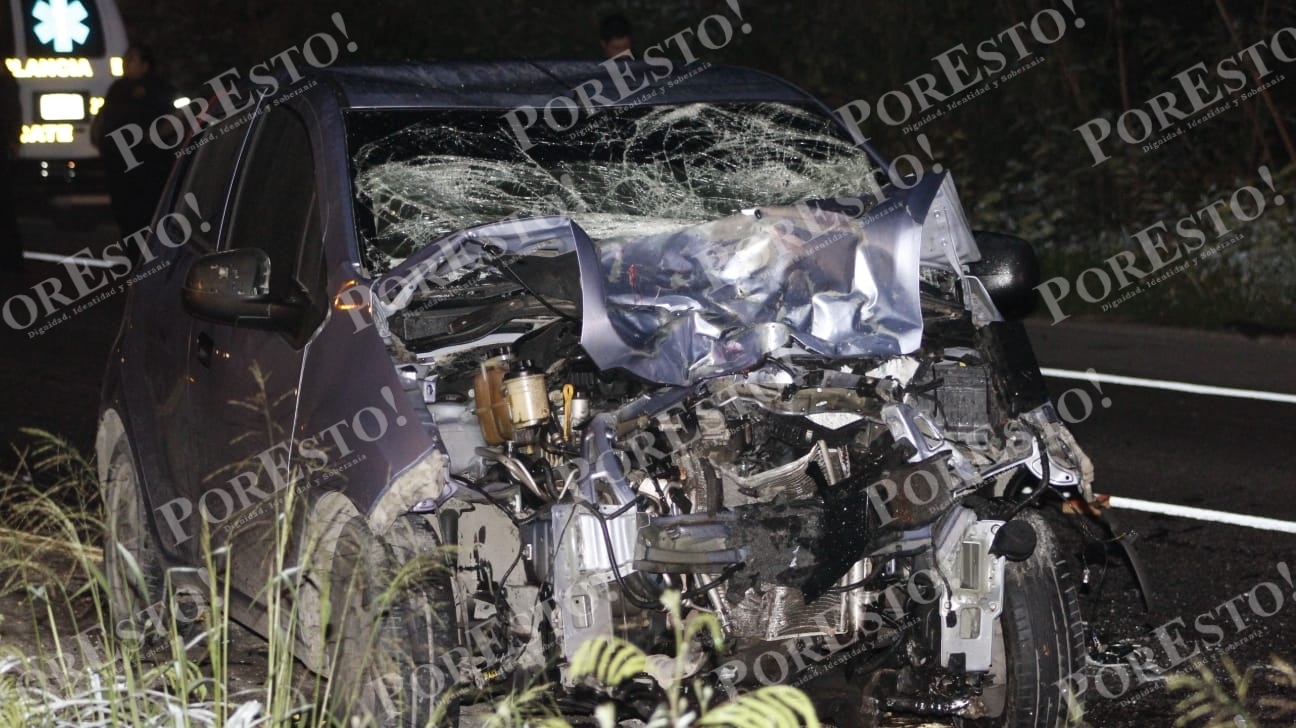 El automóvil quedó destruido del frente, al igual que la motocicleta tras el impacto