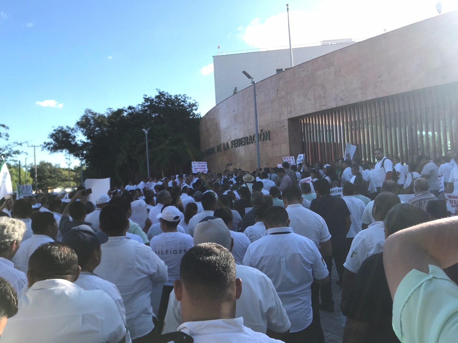 El taxista le exigió a la Gobernadora Mara Lezama su intervención para que no ingresara el servicio de Uber a Quintana Roo