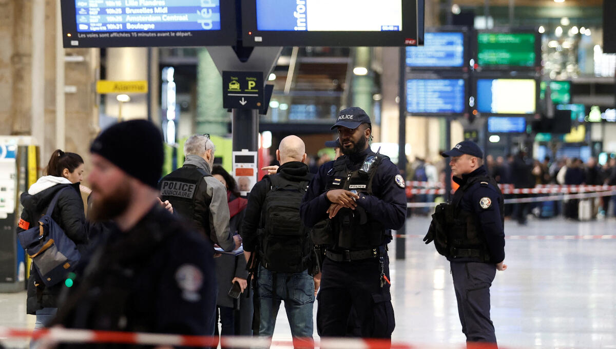 Hombre que atacó a personas en tren de París podría morir tras disparos de policías