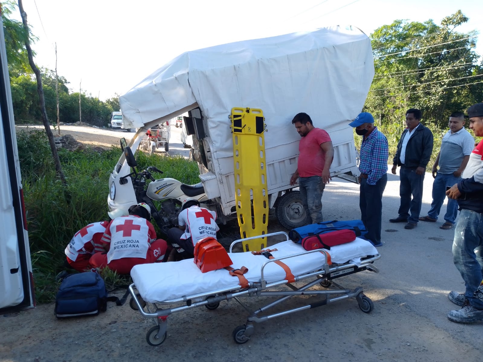 El conductor de una motocicleta de carga resultó con graves lesiones en la espalda