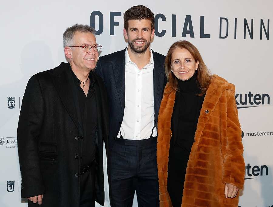 Piqué y sus padres, ya sin Shakira en las alfombras rojas. Foto: Especial