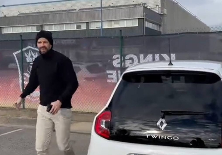 Piqué llegó a bordo de su Twingo