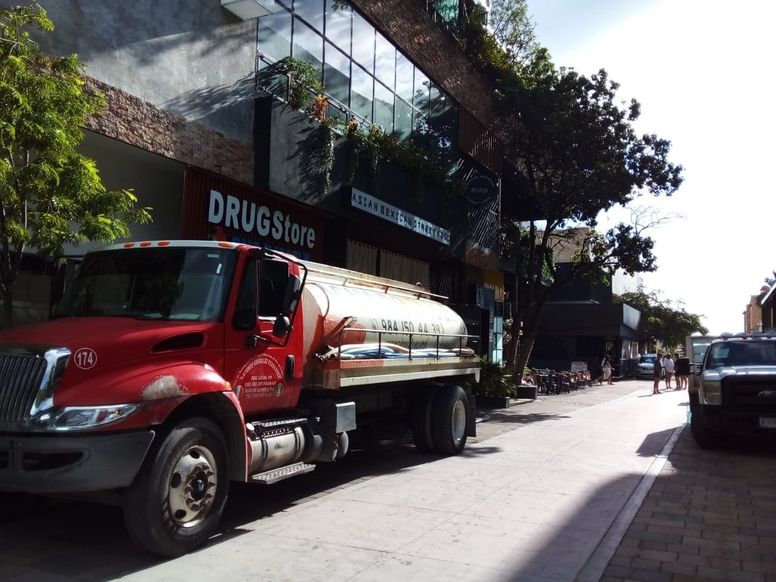 Por el desabasto de agua, muchos negocios han contratado pipas para operar