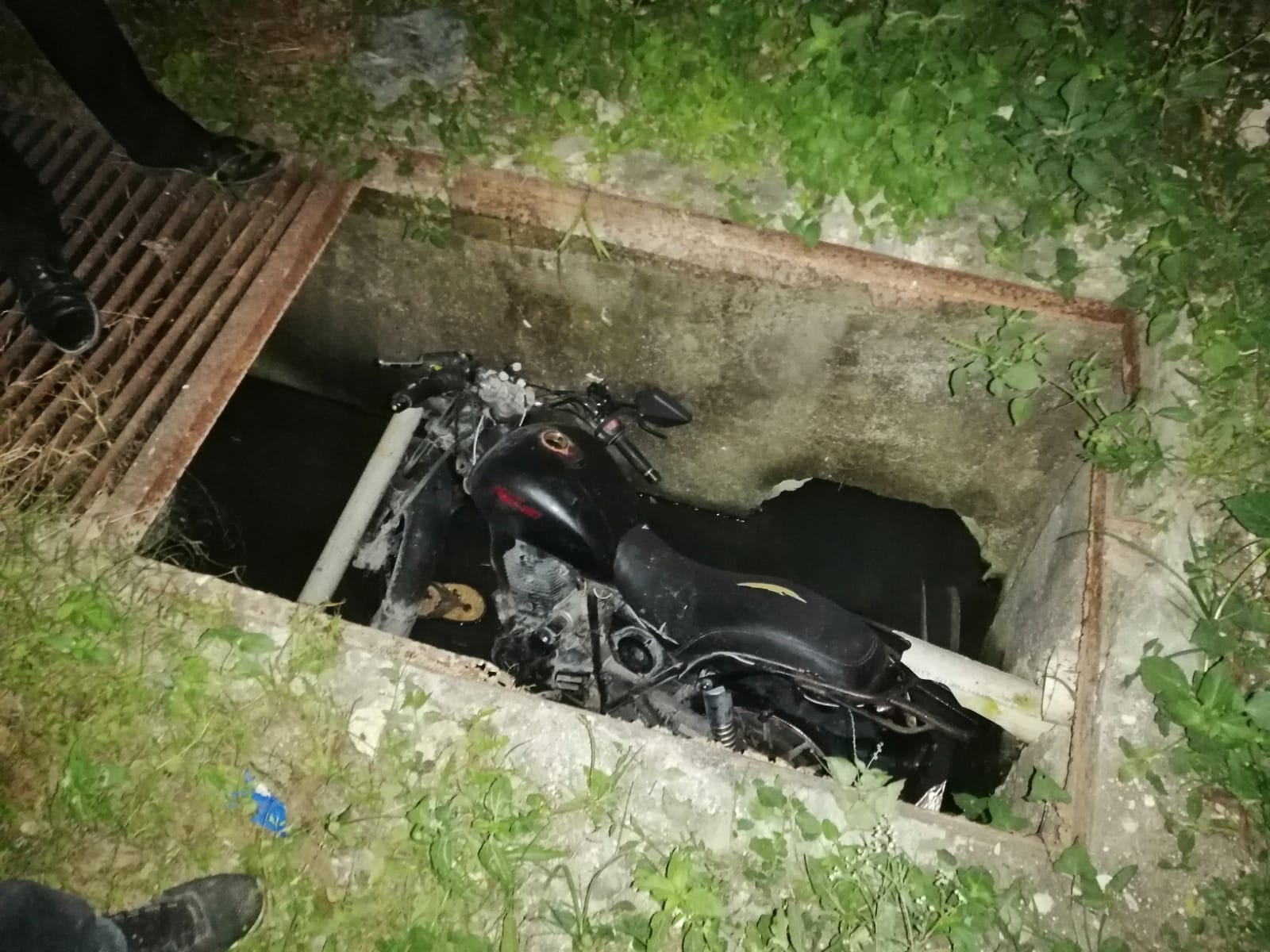 Existen dos versiones sobre como terminó la motocicleta al dentro de la alcantarilla Existen dos versiones sobre como terminó la motocicleta al dentro de la alcantarilla