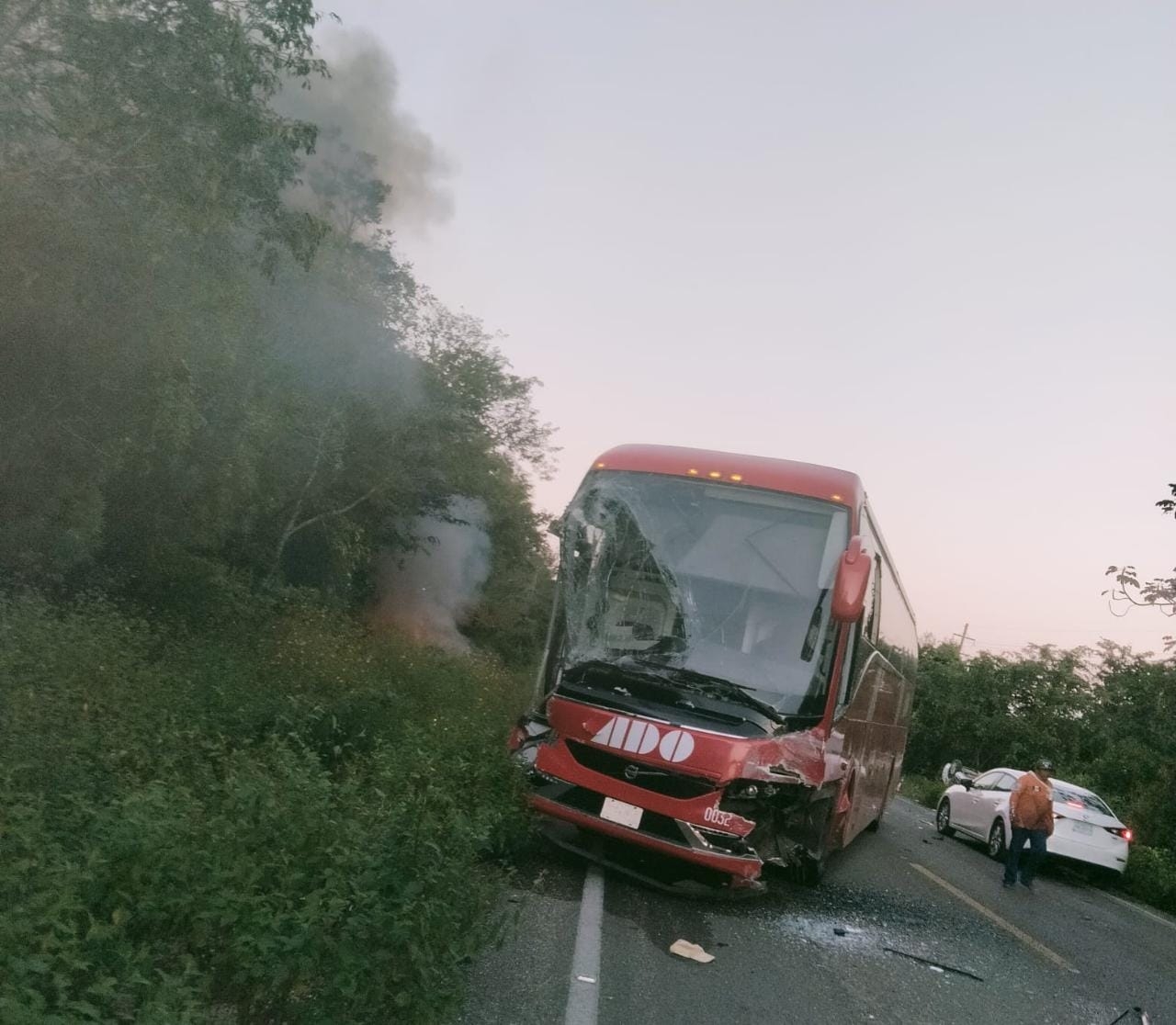 Una persona fallecida fue el saldo del choque entre un autobús del ADO y un taxi