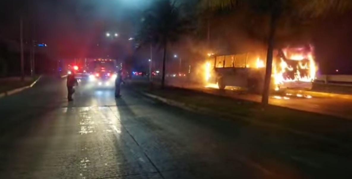 Un cortocircuito provocó el incendio de un autobús lo que causó caos vial en Cancún Un cortocircuito provocó el incendio de un autobús lo que causó caos vial en Cancún