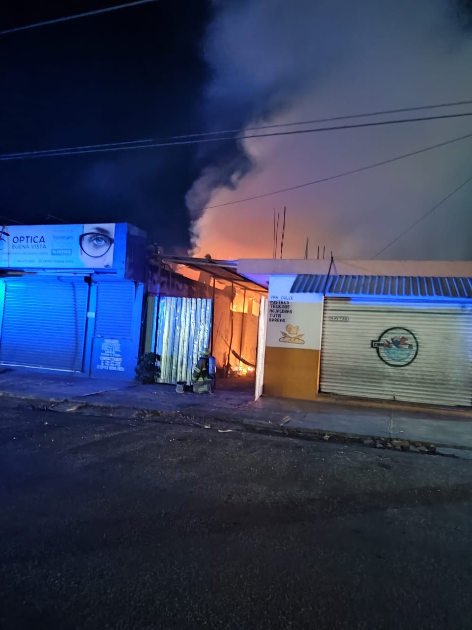 El personal de Bomberos combatió el siniestro; sin embargo, quedo reducida en cenizas la palapa El personal de Bomberos combatió el siniestro; sin embargo, quedo reducida en cenizas la palapa