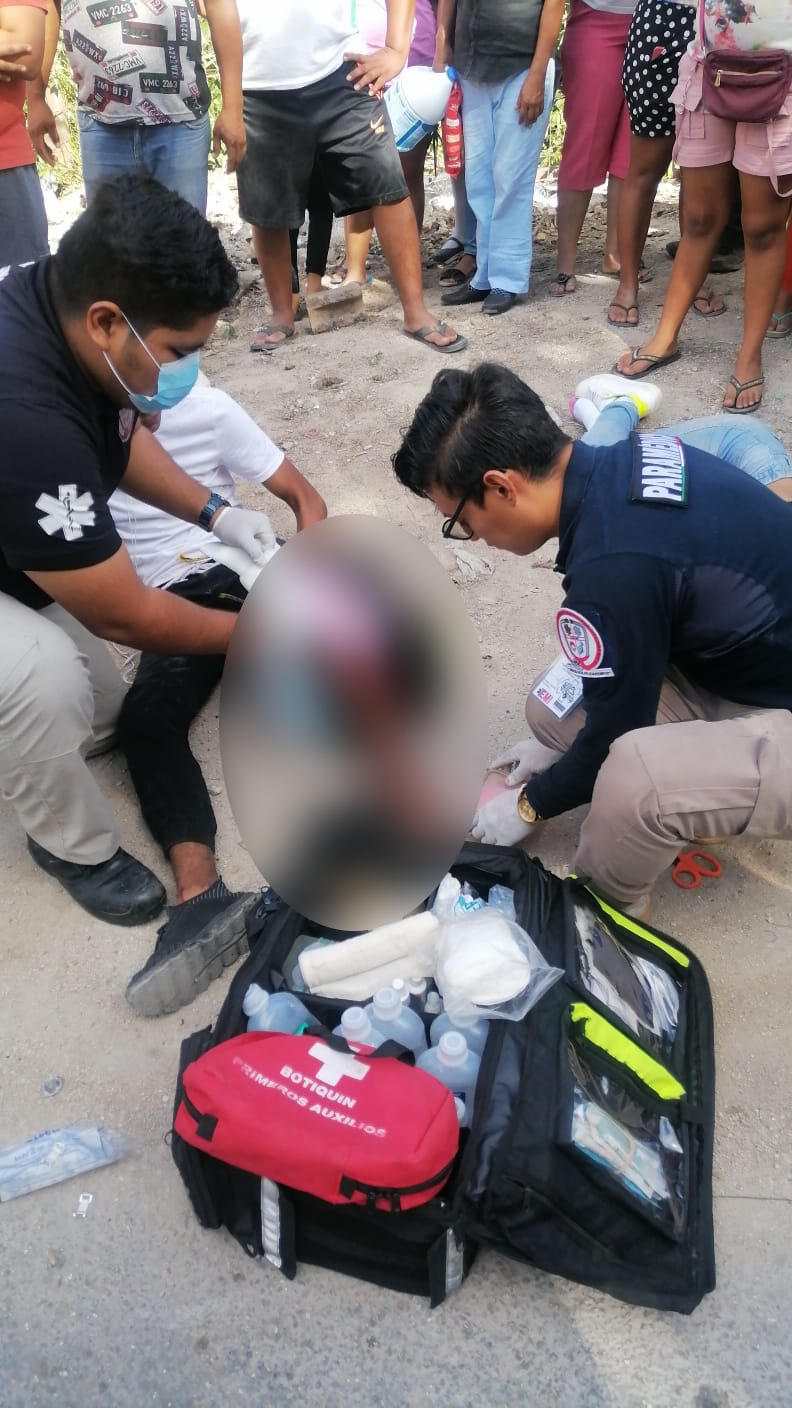 El herido de gravedad fue atendido por los paramédicos en el lugar de los hechos