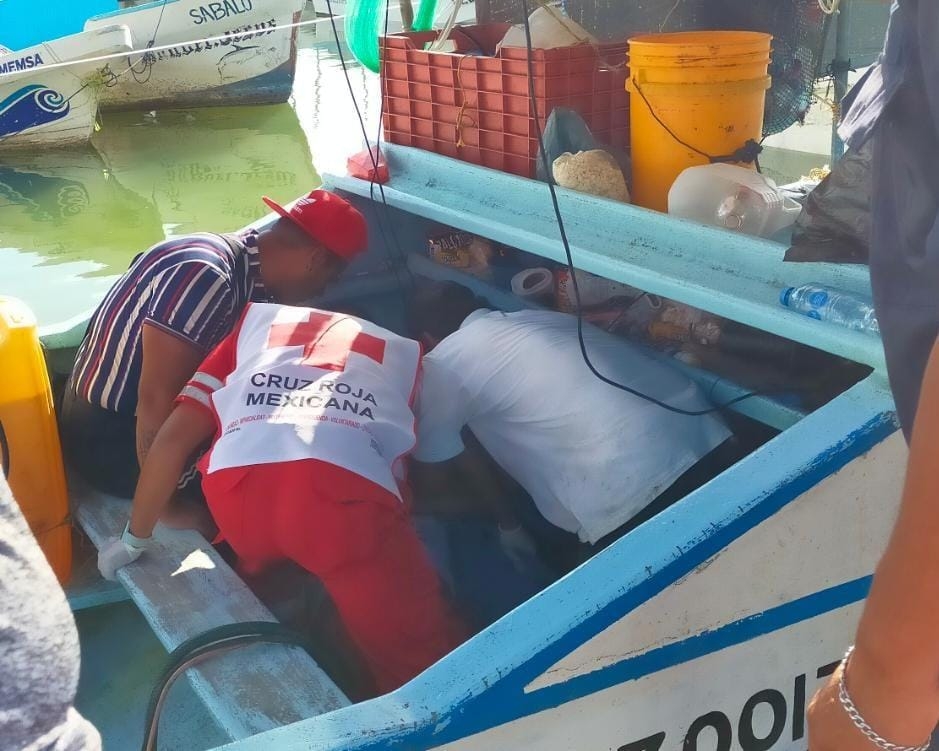Paramédicos trasladaron de emergencia al pescador a un hospital