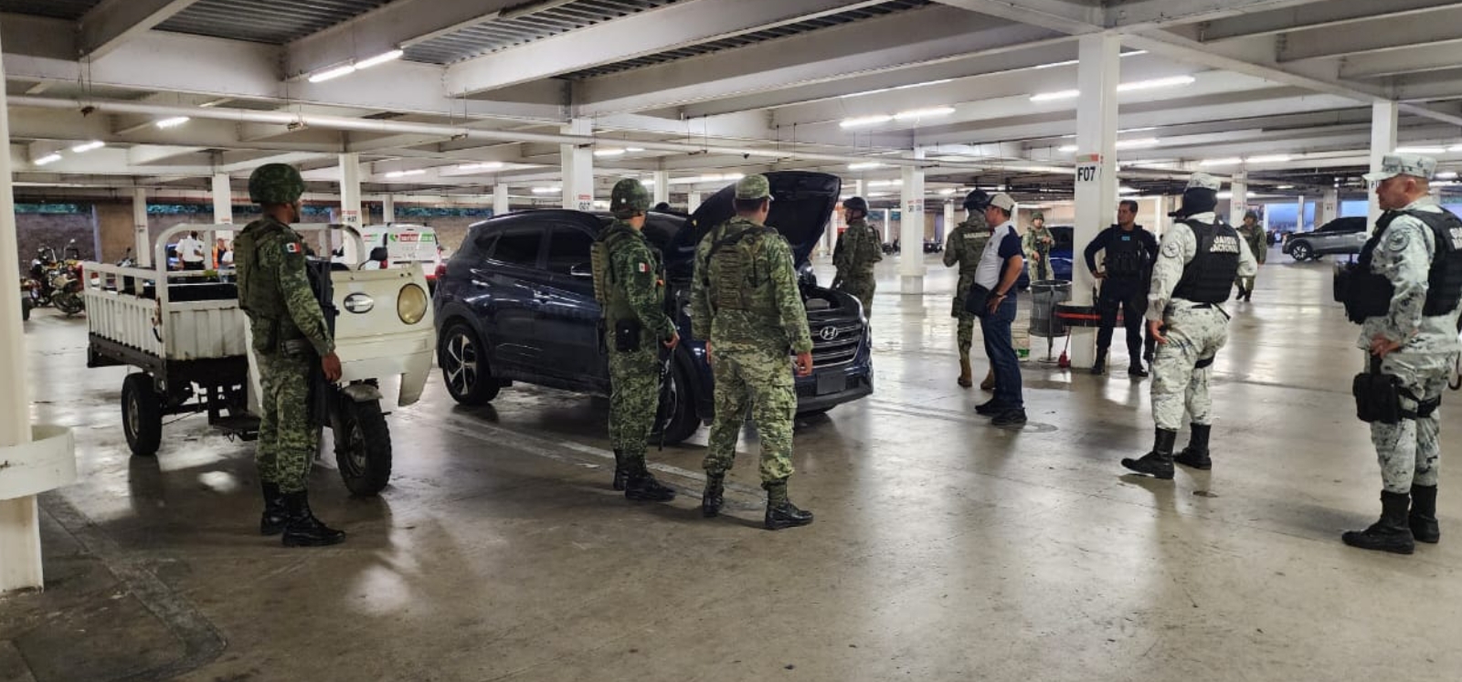 Elementos de la Guardia Nacional y del Ejército llegaron hasta donde se encontraba el vehículo para tomar conocimiento
