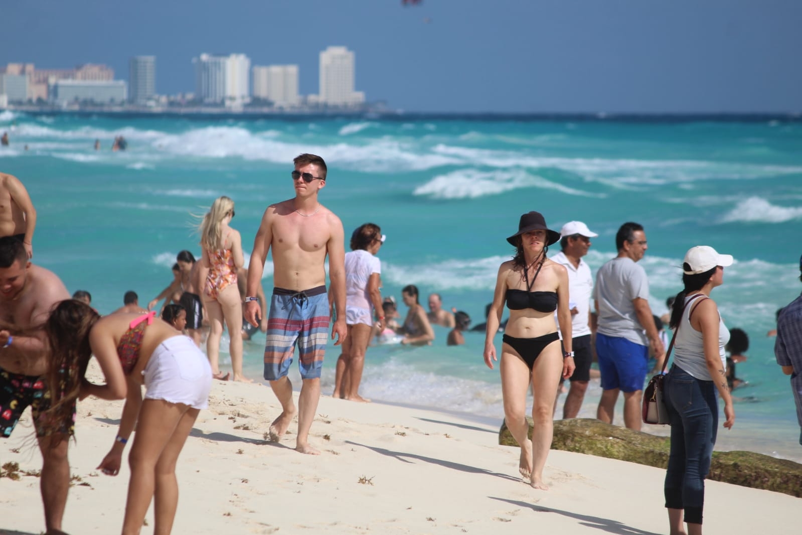 La playa se encuentra en la Zona Hotelera de Cancún y es considerada la mejor del destino