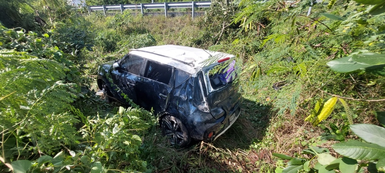 La mujer salió con ayuda de los grupos de emergencia y, afortunadamente, no presentaba ninguna lesión La mujer salió con ayuda de los grupos de emergencia y, afortunadamente, no presentaba ninguna lesión