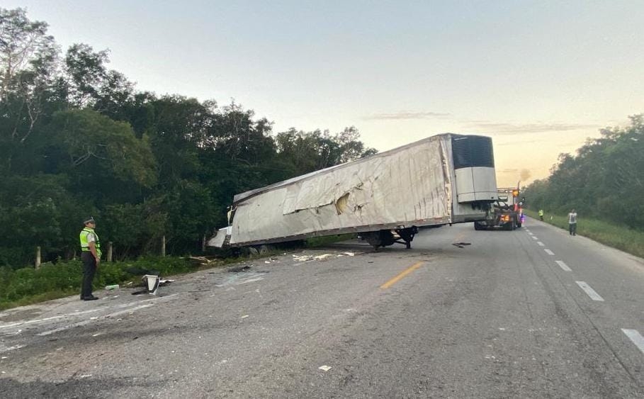 Felipe Carrillo Puerto: Tráiler se vuelca en el tramo de la muerte