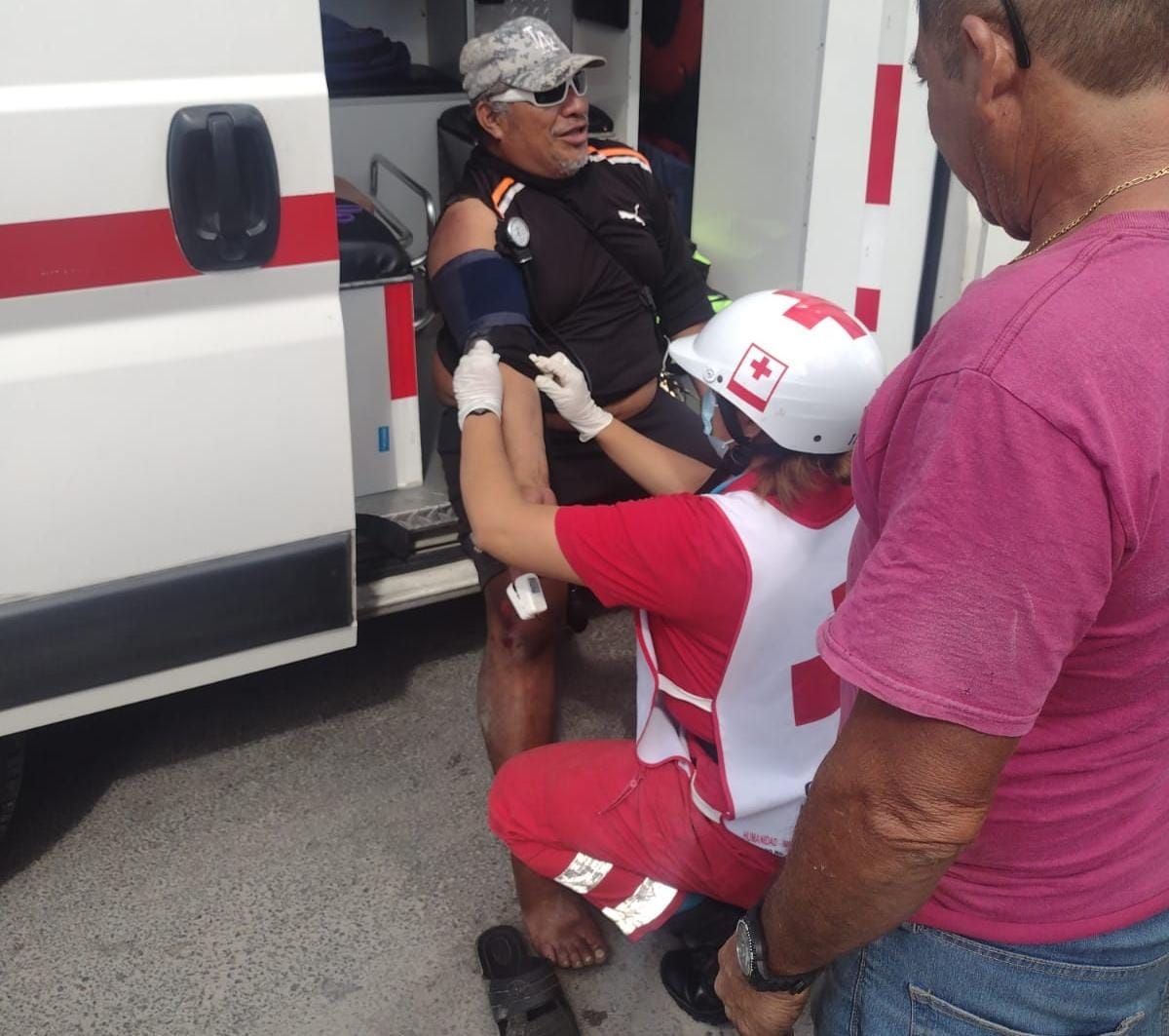 El hombre herido fue atendido por paramédicos de la Cruz Roja de Progreso El hombre herido fue atendido por paramédicos de la Cruz Roja de Progreso