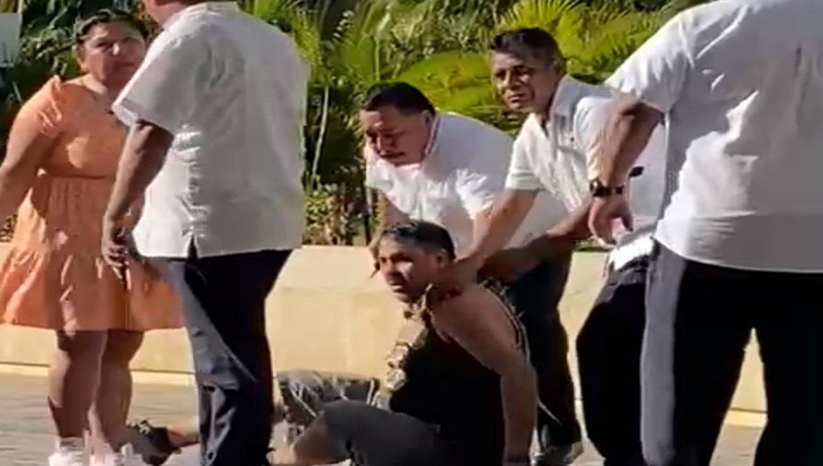 El conductor fue sometido por varios taxistas cuando daba servicio en Cancún El conductor fue sometido por varios taxistas cuando daba servicio en Cancún