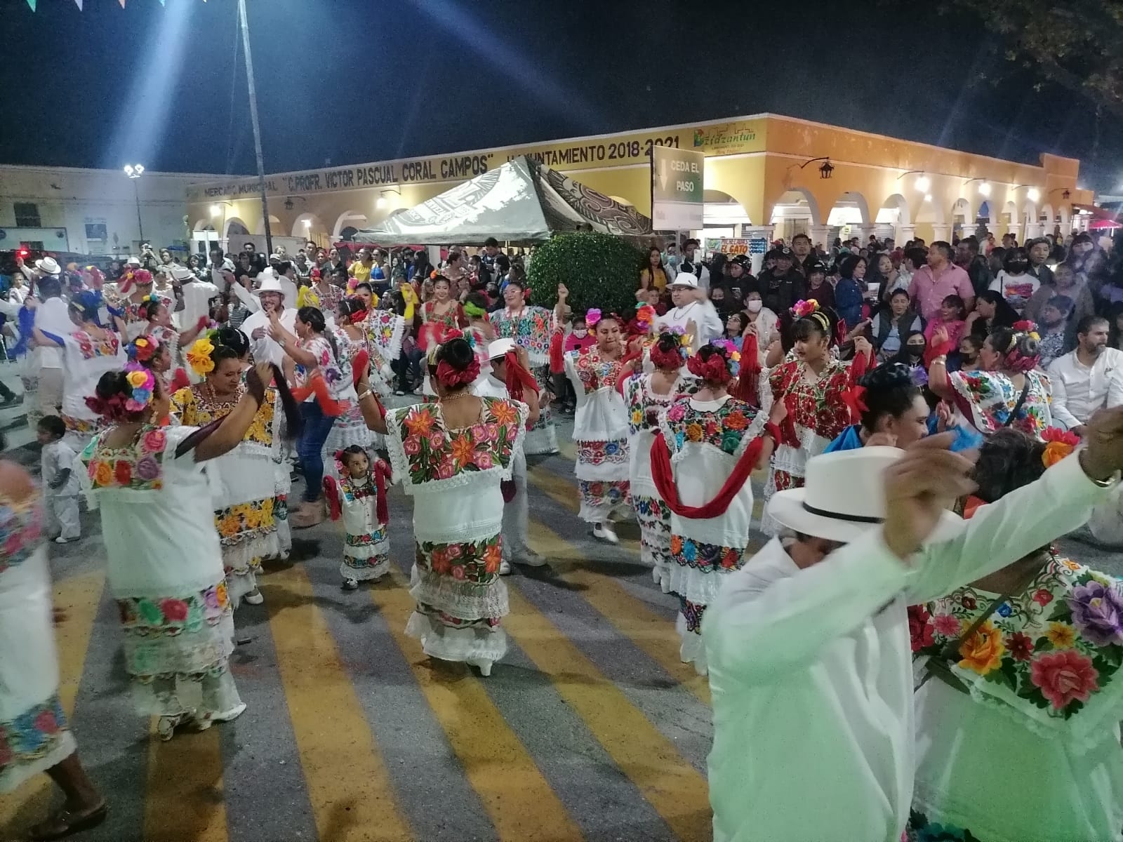 Los fuegos pirotécnicos en punto de las 11:40 de la noche marcaron el inició de la vaquería