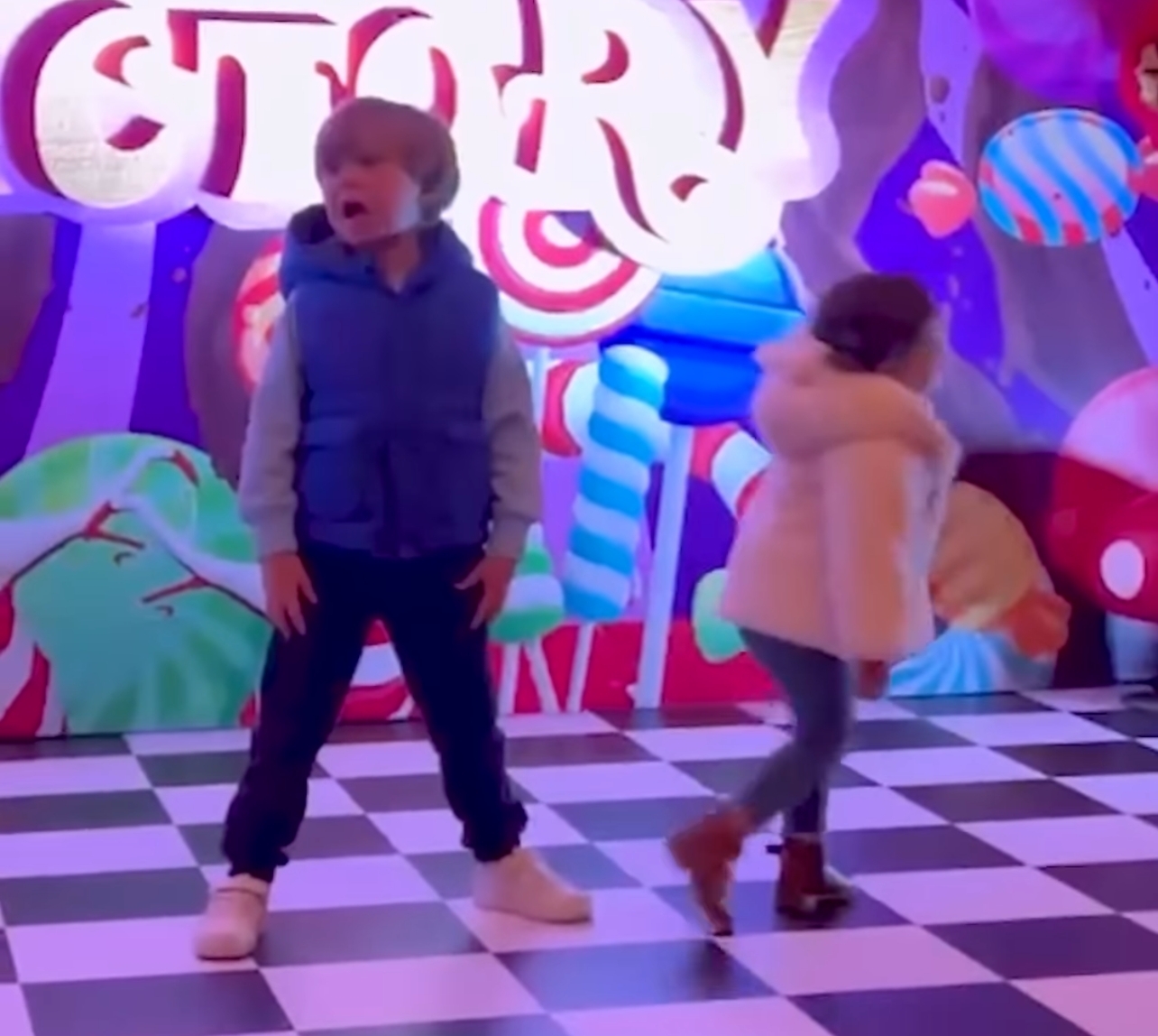 La nueva generación de RBD, los hijos de Anahí y Dulce María, sorprendieron en el escenario. Foto: Instagram Anahí