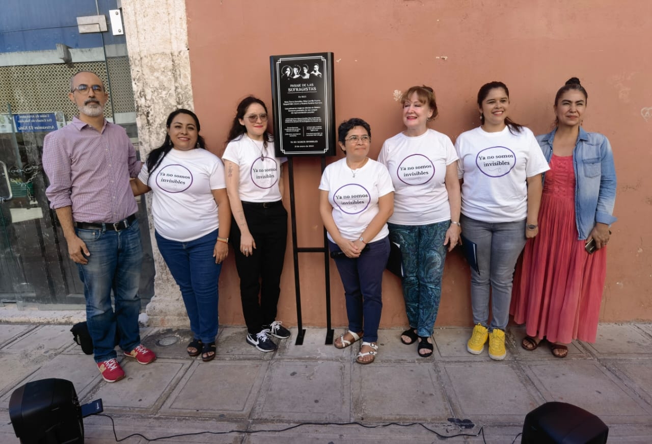 La placa del Pasaje de las Sufragistas se encuentra junto a la antigua sede del Congreso de Yucatán