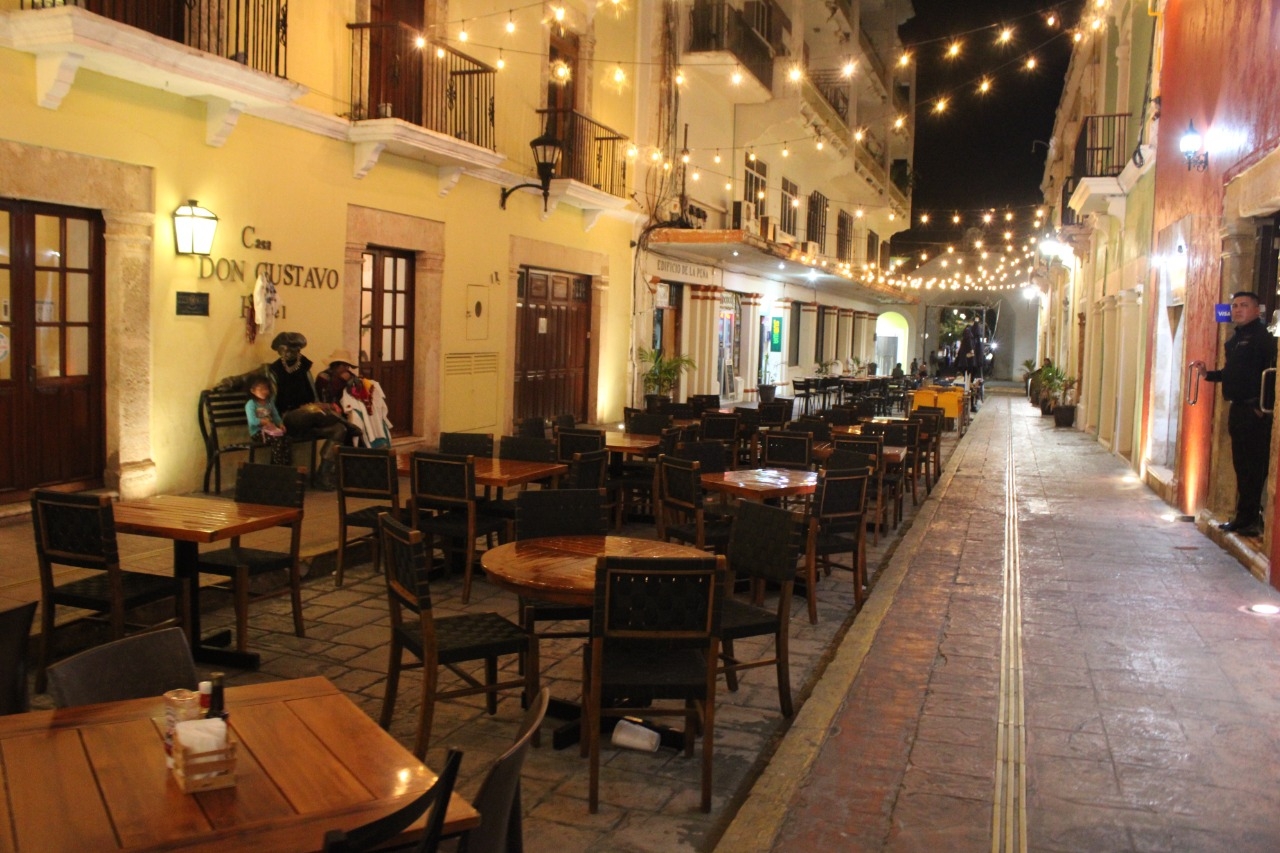 La calle 59 del Centro Histórico de Campeche lució un poco vacío esta noche