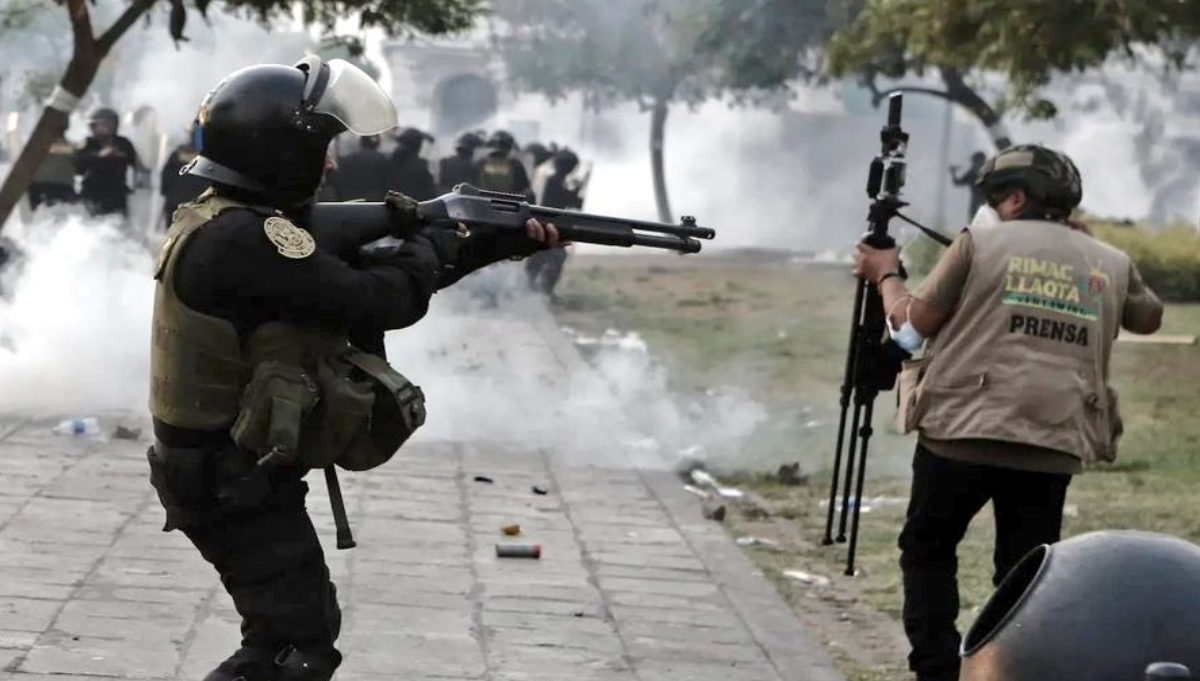 Los enfrentamientos entre policías y manifestantes han subido de nivel en Perú Los enfrentamientos entre policías y manifestantes han subido de nivel en Perú