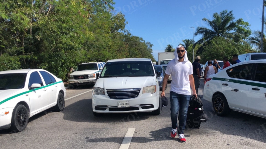 Con maletas, turistas tuvieron que caminar bajos los intensos rayos del Sol