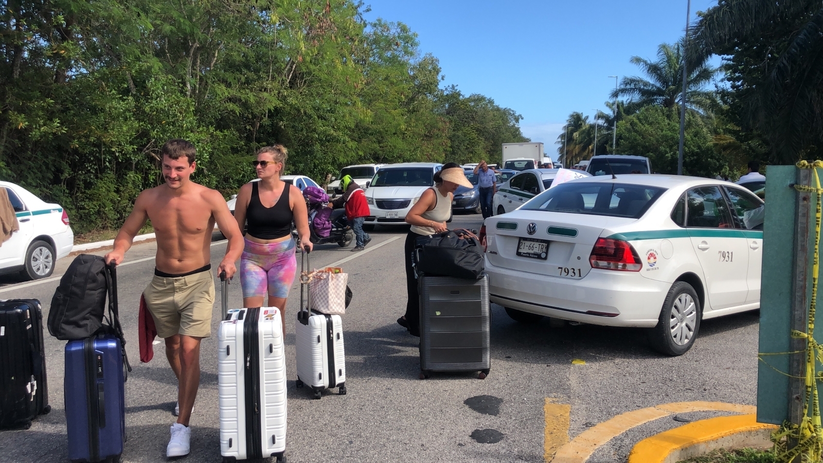 Turistas tuvieron que sufrir y caminar para llegar al aeropuerto o a sus hoteles luego de la triste respuesta que el Gobierno de Cancún y Quintana Roo dieron ante manifestación Turistas tuvieron que sufrir y caminar para llegar al aeropuerto o a sus hoteles luego de la triste respuesta que el Gobierno de Cancún y Quintana Roo dieron ante manifestación