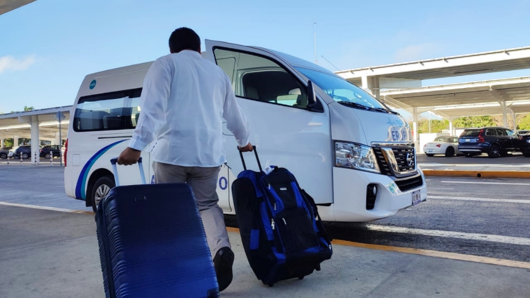 Los primeros vuelos en llegar fueron de VivaAerobus, 4280 y 1100 uno de Monterrey y el otro de la Ciudad de México