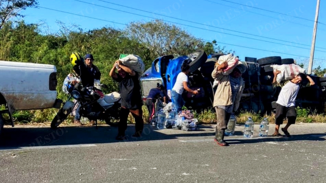 A pesar de la presencia de la Guardia Nacional, pobladores llegaban al lugar para llevarse el producto