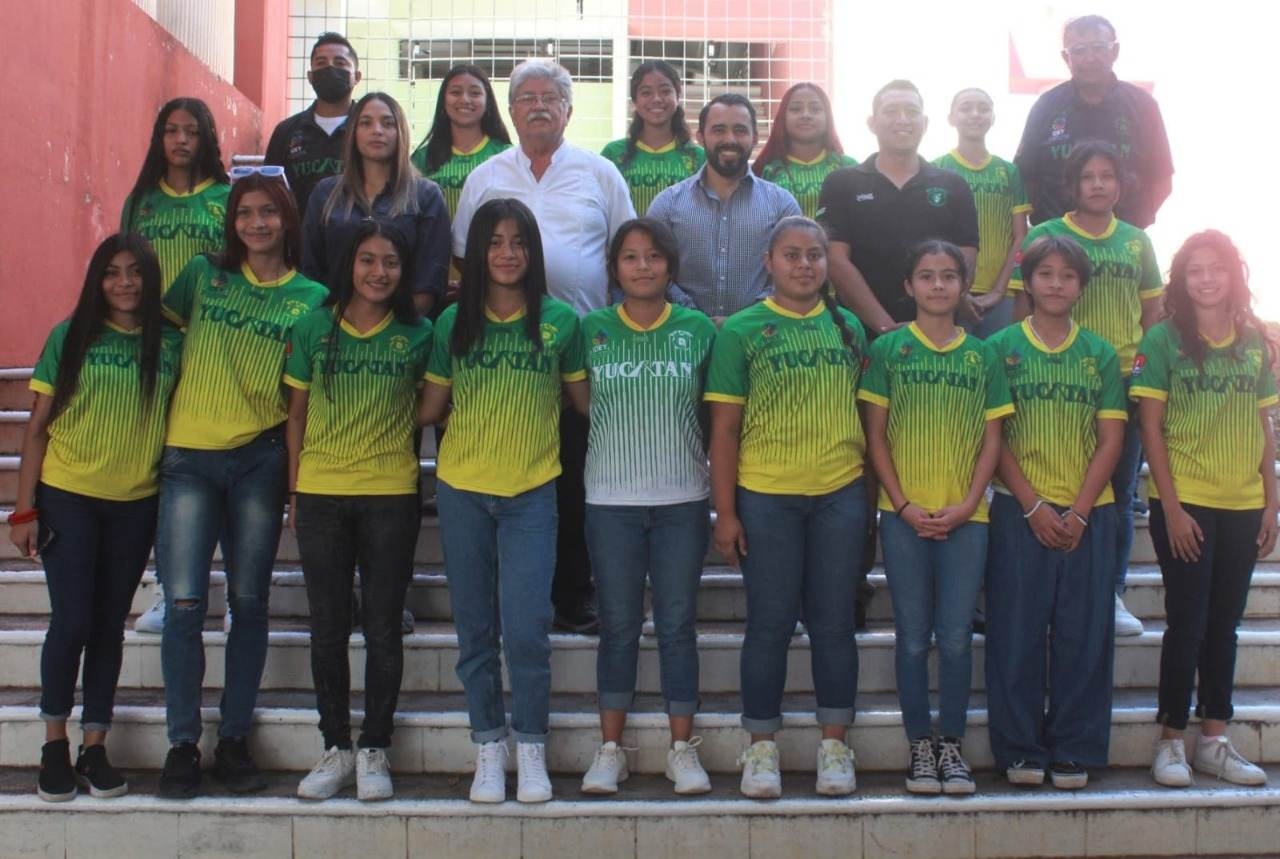 Selección Yucateca de futbol femenil de la categoría 2004 rumbo a la cuidad de México para Campeonato Nacional de la especialidad Selección Yucateca de futbol femenil de la categoría 2004 rumbo a la cuidad de México para Campeonato Nacional de la especialidad