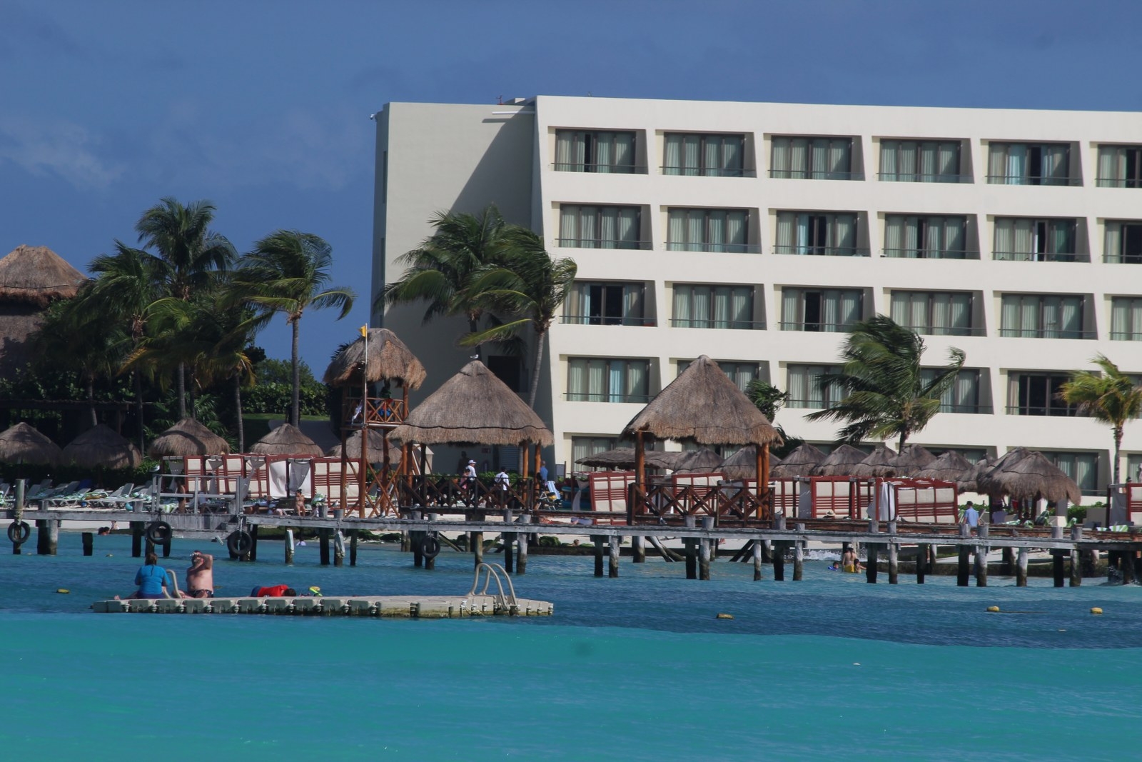 El conflicto, al traspasar las fronteras, podría frenar las inversiones en todo el Caribe Mexicano