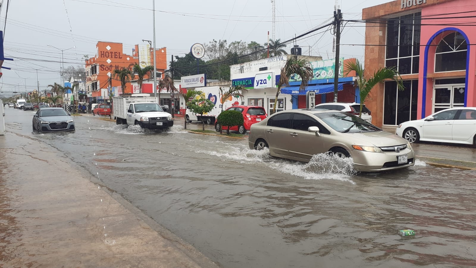 El nivel del agua en la calle ubicada alrededor del parque central en remodelación llegó casi a los 40 centímetros El nivel del agua en la calle ubicada alrededor del parque central en remodelación llegó casi a los 40 centímetros