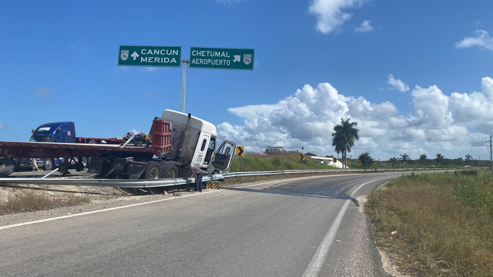 Quedó atravesado en el carril de subida del puente ubicado en el kilómetro 19 de la carretera federal 307 Quedó atravesado en el carril de subida del puente ubicado en el kilómetro 19 de la carretera federal 307