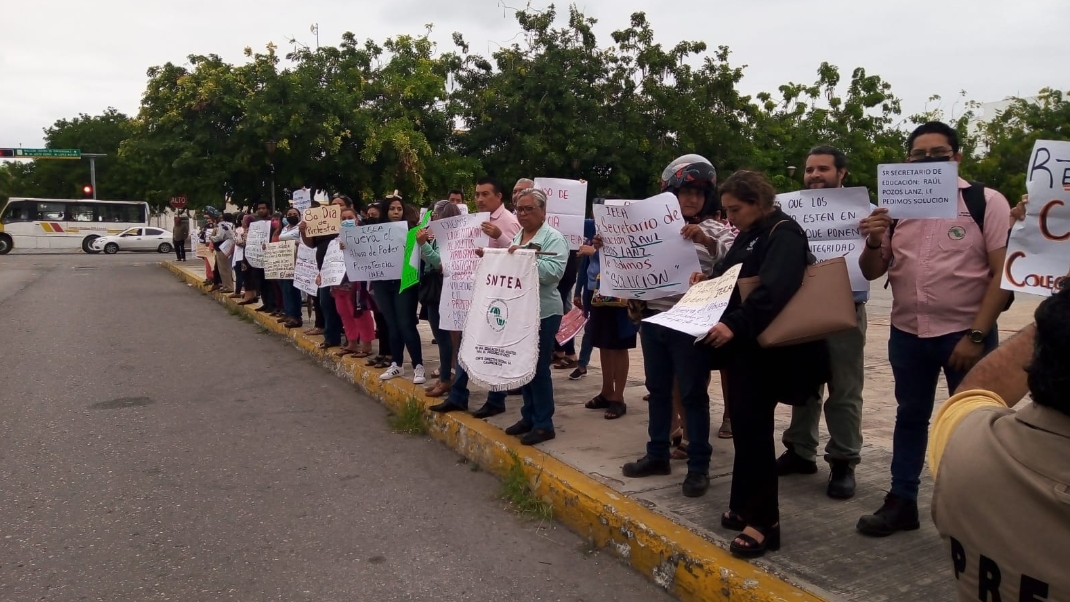 Con pancartas, trabajadores vuelven a manifestarse Con pancartas, trabajadores vuelven a manifestarse