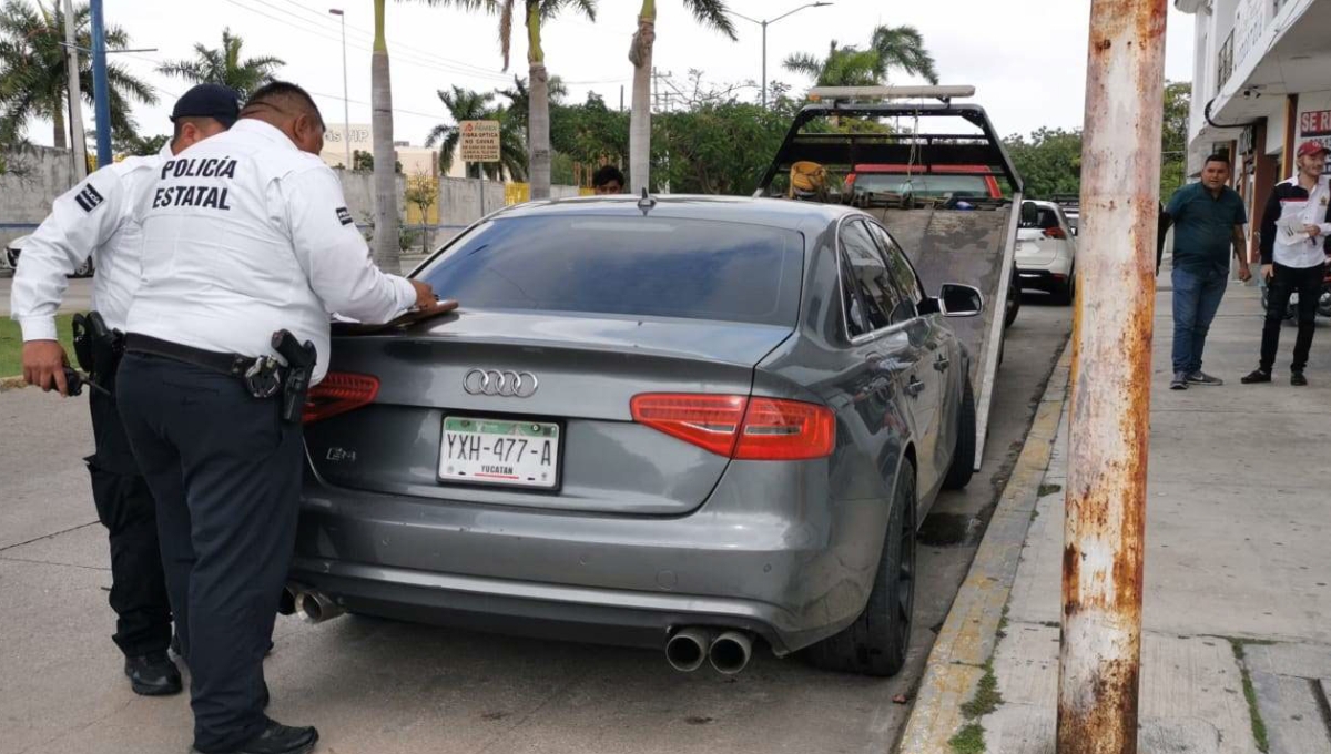 Autoridades le pidieron al chofer sus papeles, pero al no tenerlo fue llevado al corralón Autoridades le pidieron al chofer sus papeles, pero al no tenerlo fue llevado al corralón