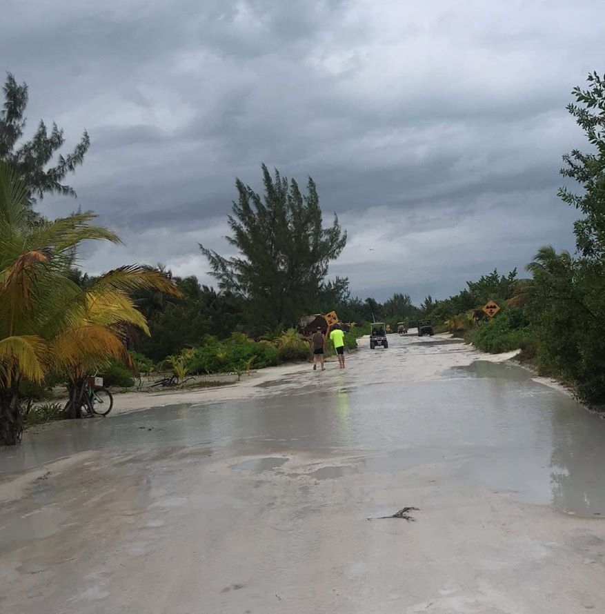 Se registraron fuertes vientos y oleaje embravecido y un clima frío