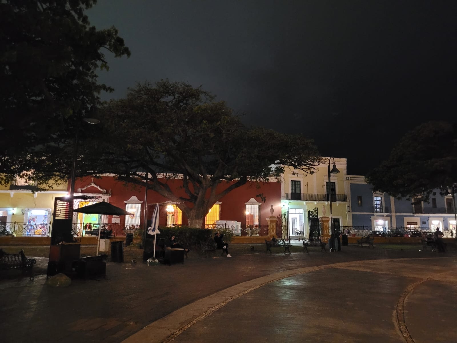 El parque luce en total oscuridad, lo que provoca que pocas personas permanezcan en él