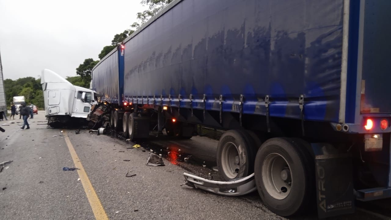 Las pesadas unidades quedaron destruidas tras el fuerte impacto en Chetumal Las pesadas unidades quedaron destruidas tras el fuerte impacto en Chetumal