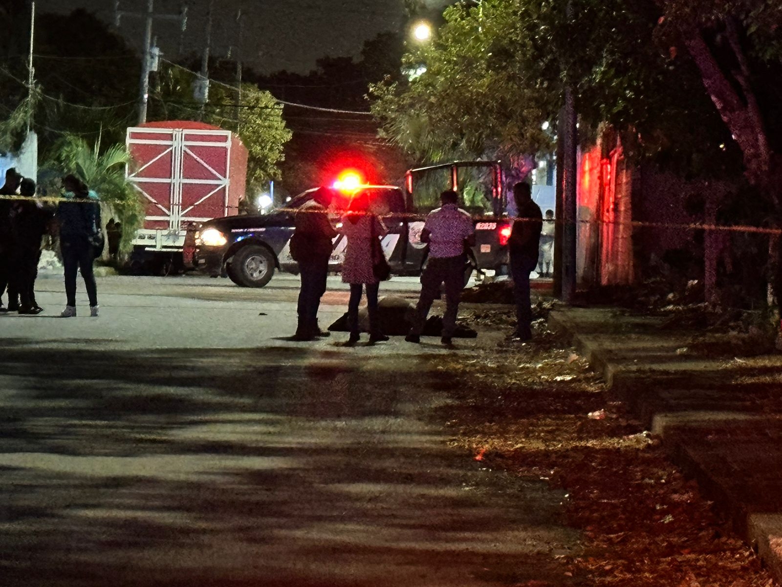 Autoridades se dieron cita en el lugar para tomar conocimiento de lo sucedido en Playa del Carmen Autoridades se dieron cita en el lugar para tomar conocimiento de lo sucedido en Playa del Carmen