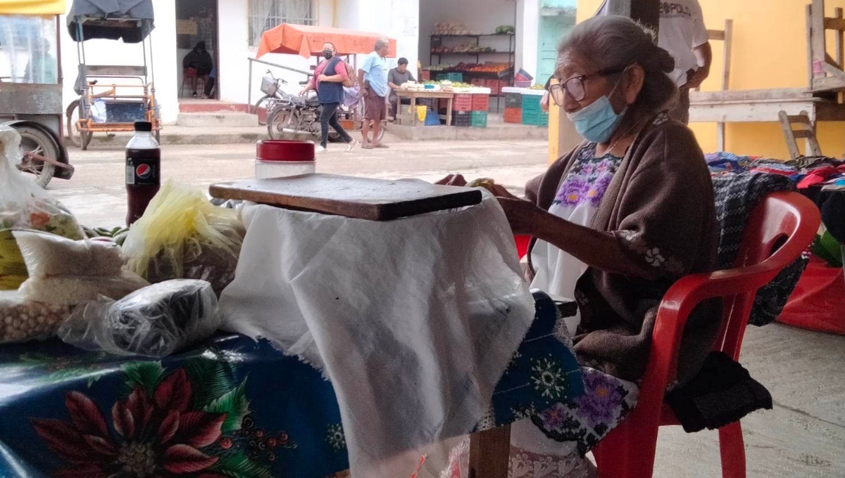 Abuelitos de Acanceh sobreviven con ventas en el mercado