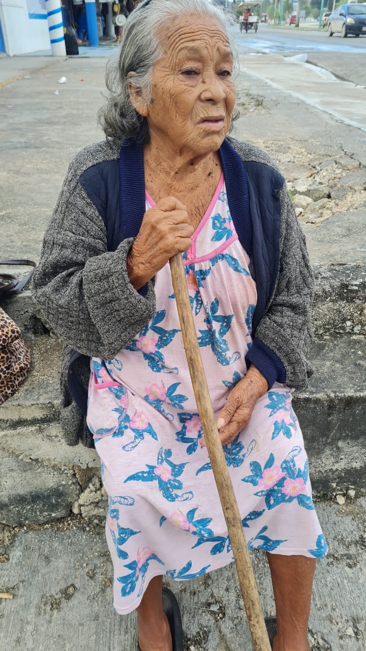 Una abuelita fue encontrada en una gasolinera en Escárcega, piden ayuda para dar con sus familiares Una abuelita fue encontrada en una gasolinera en Escárcega, piden ayuda para dar con sus familiares