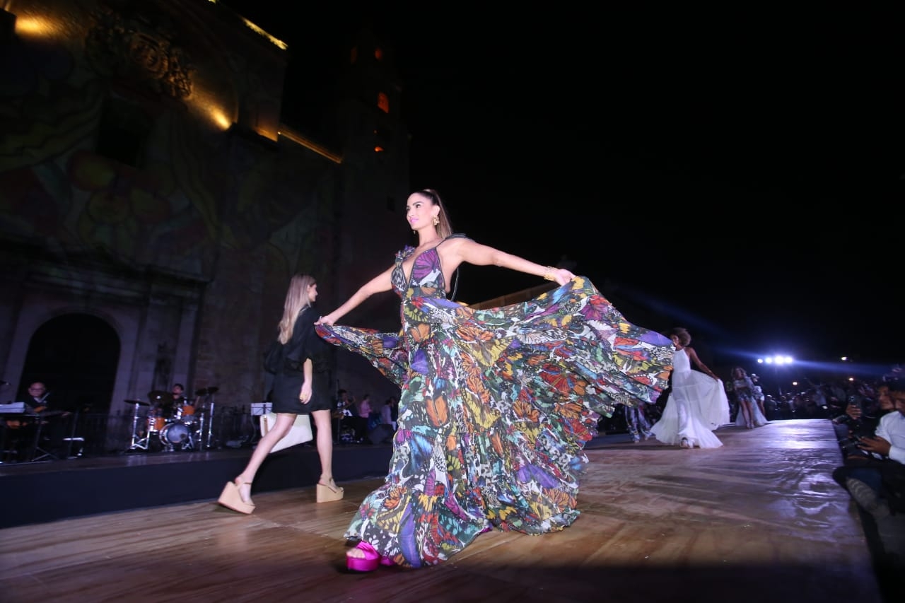 Claudia Lizaldi fue la maestra de ceremonias en el escenario de la Plaza Grande que tuvo como marco la Catedral de Mérida Claudia Lizaldi fue la maestra de ceremonias en el escenario de la Plaza Grande que tuvo como marco la Catedral de Mérida