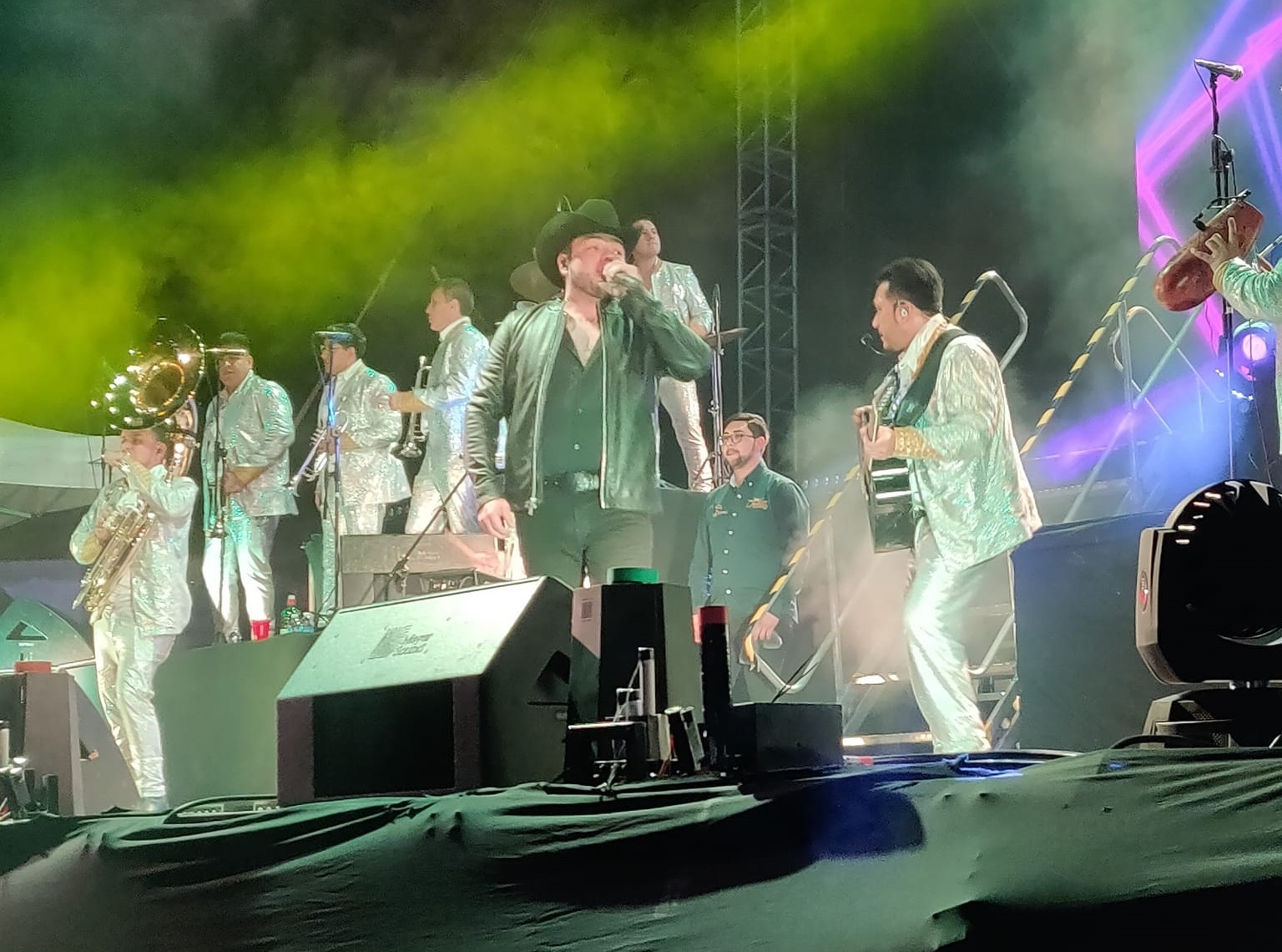 El cantante sinaloense, Lenin Ramírez se presentó en la Expo Feria Valladolid 2023 con sus grandes éxitos