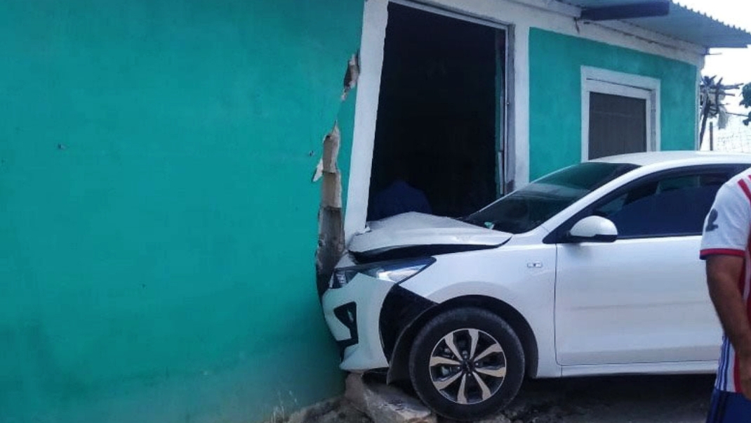 El conductor de un automóvil generó que los presentes entraran en pánico