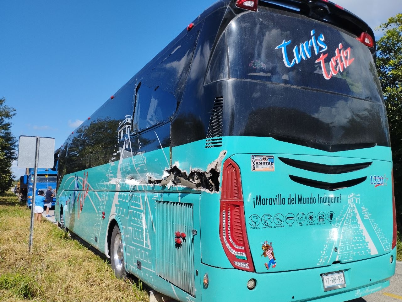 Algunos turistas presentaron heridas leves tras romperse dos vidrios