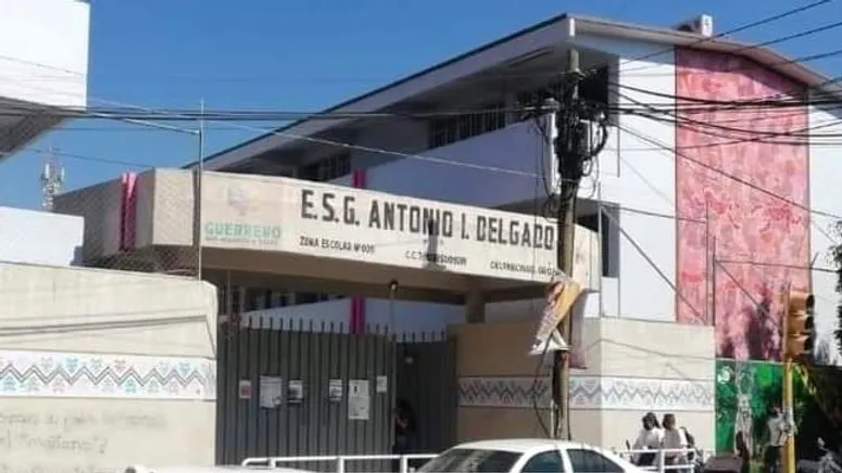 Una menor de una secundaria en Guerrero intentó quitarse la vida este lunes arrojándose de un segundo piso Una menor de una secundaria en Guerrero intentó quitarse la vida este lunes arrojándose de un segundo piso