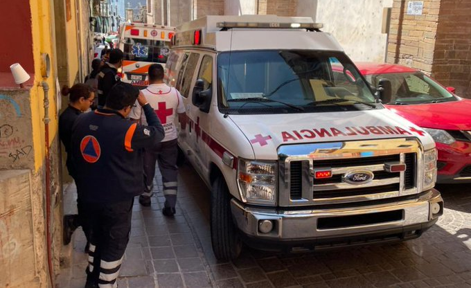 Cuerpos de emergencia y rescate llegaron a la escuela primaria tras la intoxicación de los menores en Guanajuato Cuerpos de emergencia y rescate llegaron a la escuela primaria tras la intoxicación de los menores en Guanajuato