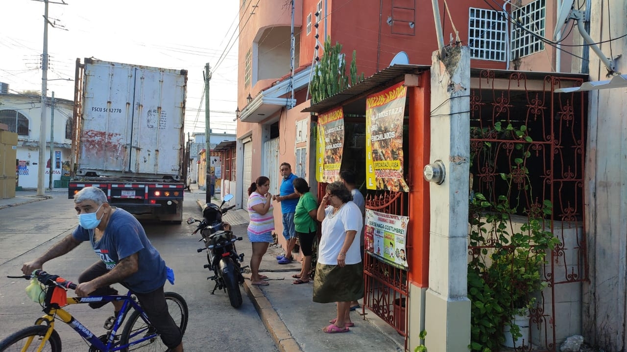 Una familia de Ciudad del Carmen se quedó sin luz por las afectaciones de un camión a la instalación eléctrica